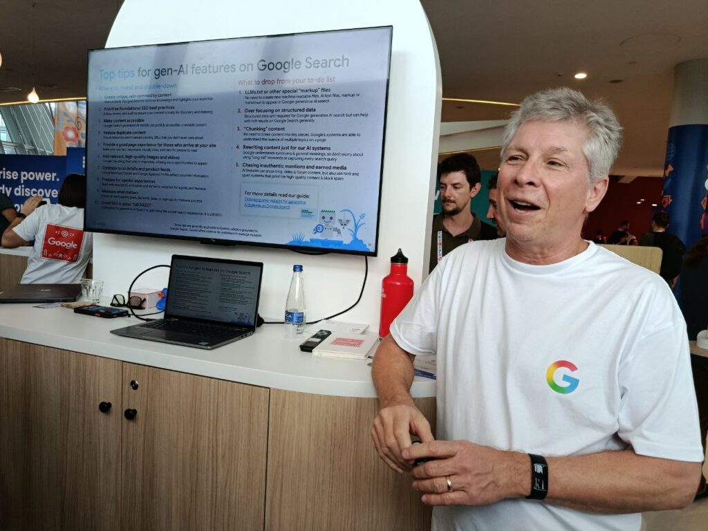 Google publica una nueva guía que reclama ser la única fuente de verdad sobre SEO, AEO y GEO 2 Daniel Sullivan durante la presentación de la guia GEO oficial de Google en la WordCamp Europe 2026